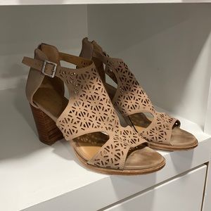 Size 9 nude suede Arturo Chiang heels